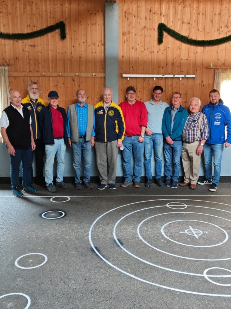 Die Gründungsmitglieder bei der Eröffnung der Stockhalle